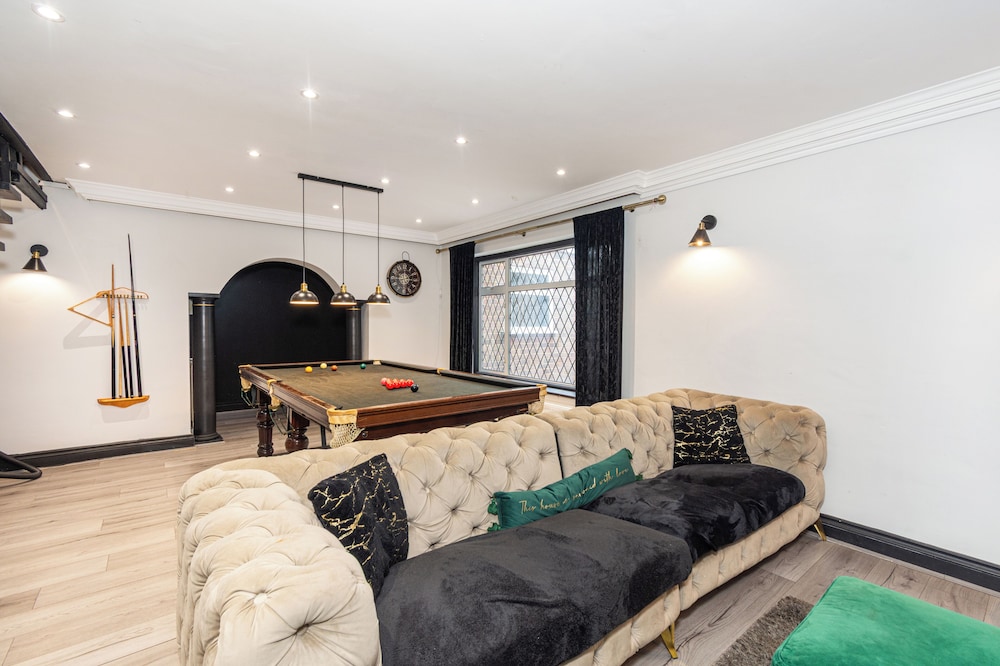 Heathrow House with Hot tub and Garden