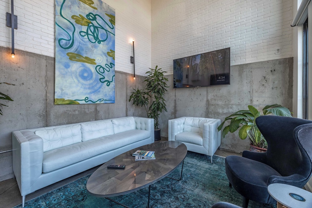 121 Hotel Floor 1 & 2 by Avantstay Sleeps 34, 10 Units in Nashville