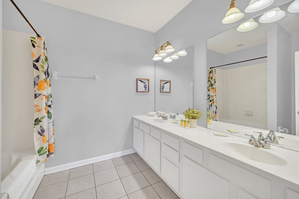 Spacious and Modern Townhome! Close to Attractions and Conventions Center! 3vc5014-10