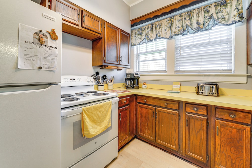 9 Mi to New River Gorge: Spacious Retreat w/ Porch