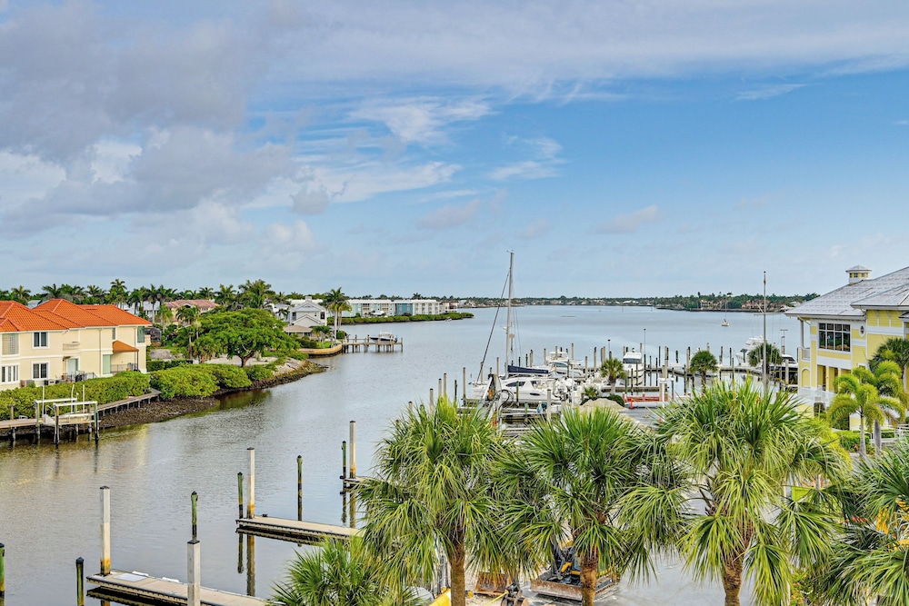 Steps to Naples Bay & Tin City: Condo w/ Pool!
