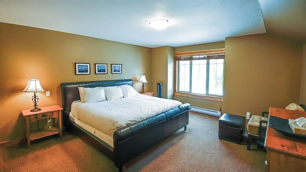 Pinnacle Ridge Chalets by Fernie Lodging