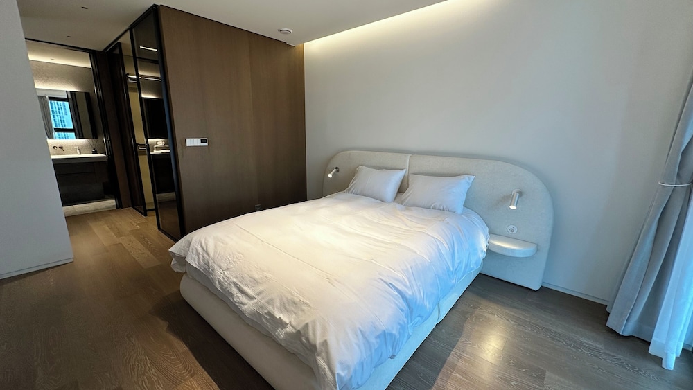 Caelum Black Gangnam Luxury Apt