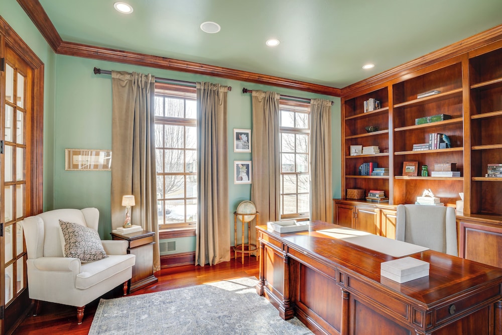 Lake Michigan Gem: Private Beach & Game Room
