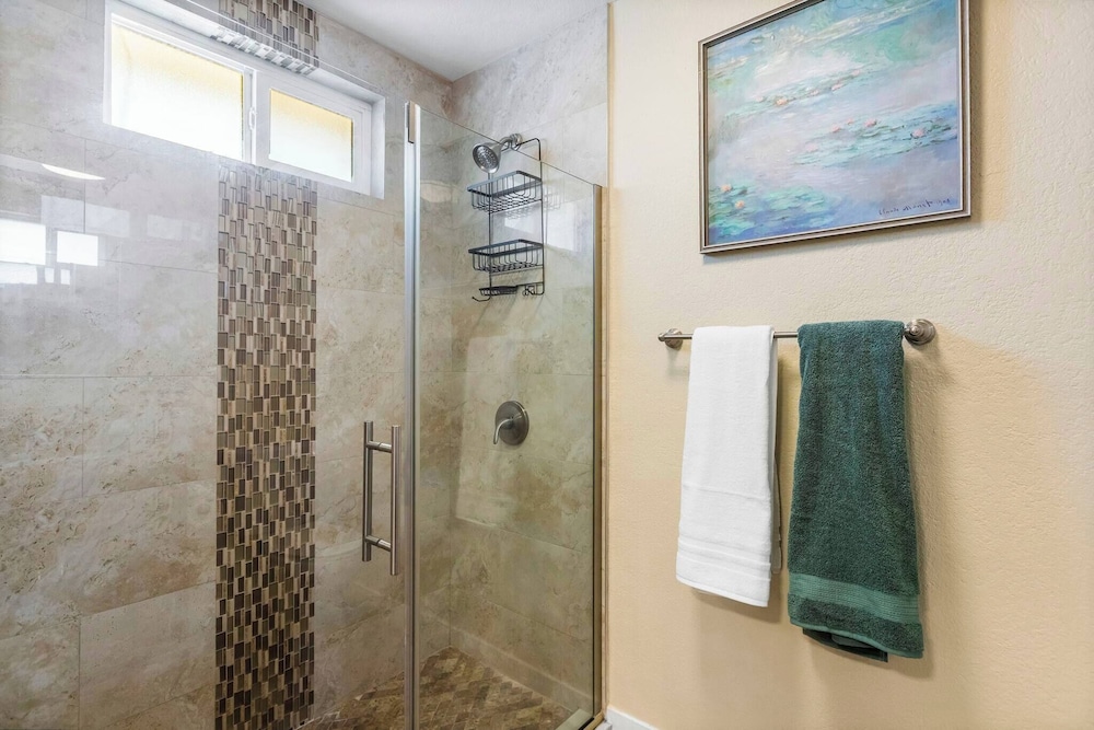 6 Beds 3 Baths Pool BBQ Near the Strip