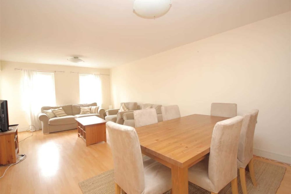 Homely 2 Bedroom Flat Close to Central Edinburgh view 2