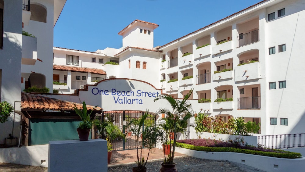 Amazing 2 BR Condo - Partial Oceanview - Pool