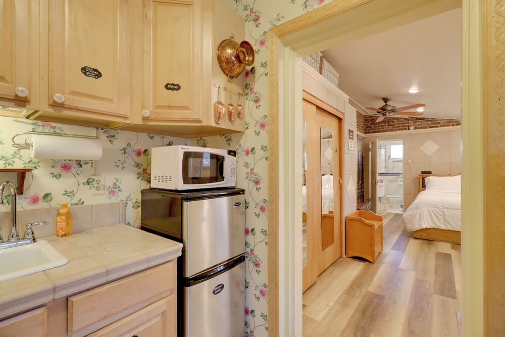 Close to Midtown! Cozy Reno 'river Cottage'