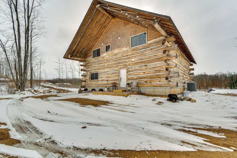 Perfect for Families: Custom-built Harrison Cabin!