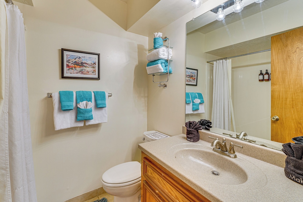 Bike, Hike & Ski: Creek-view Condo in Red River!