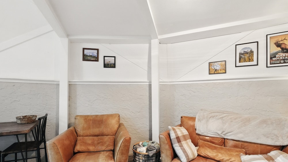 Charming Cabin W/ Scenic Views Near Uc Health 2 Bedroom Cabin
