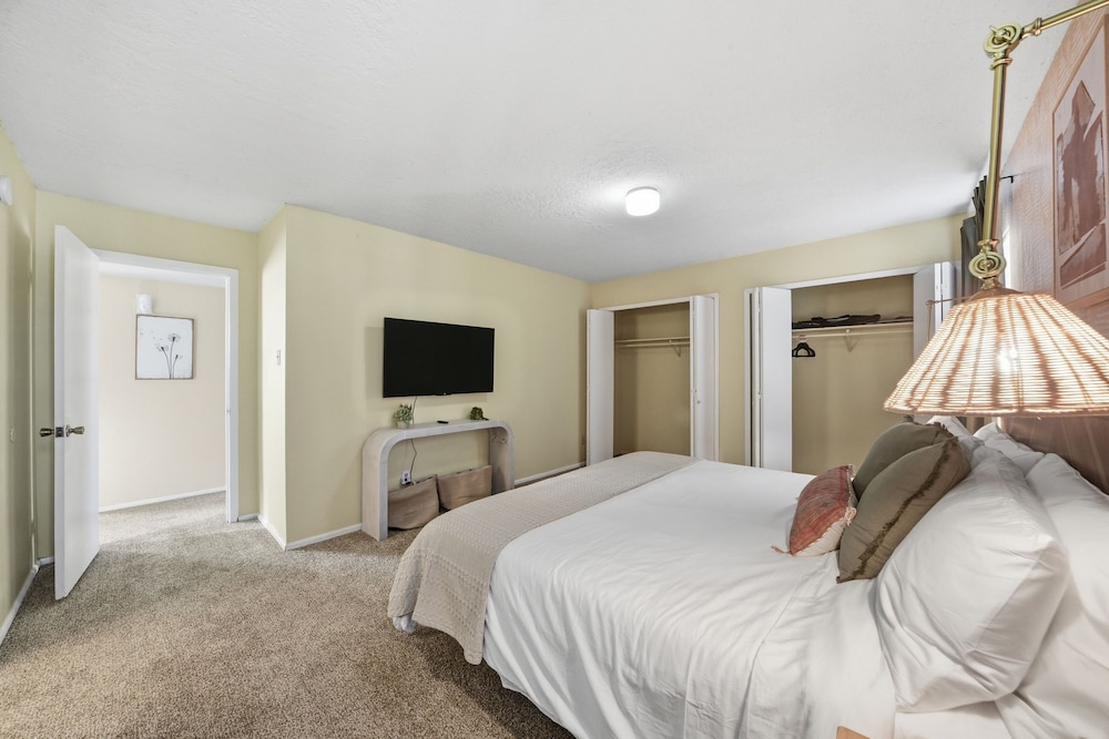 Albuquerque Escape Hot Tub + Atrium 4 Bedroom Home