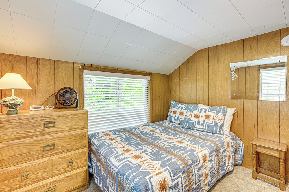Autumn Escape on Glen Lake: Waterfront Cottage!