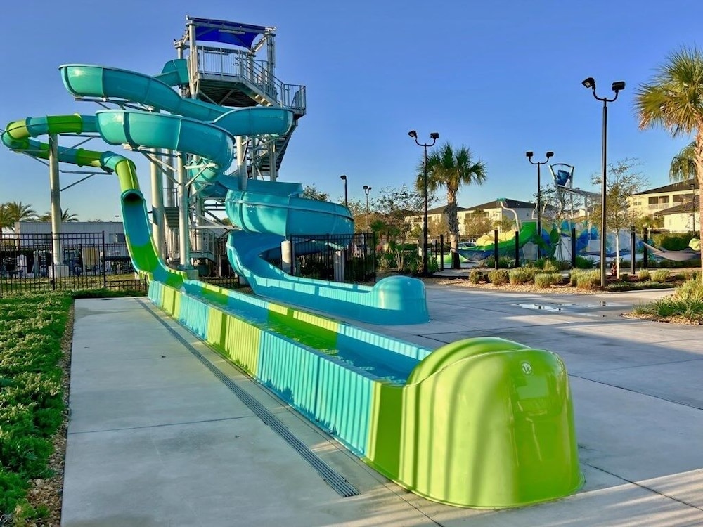 Stunning 4 Bed Townhome With Splash Pool-1160ks 4 Bedroom Townhouse