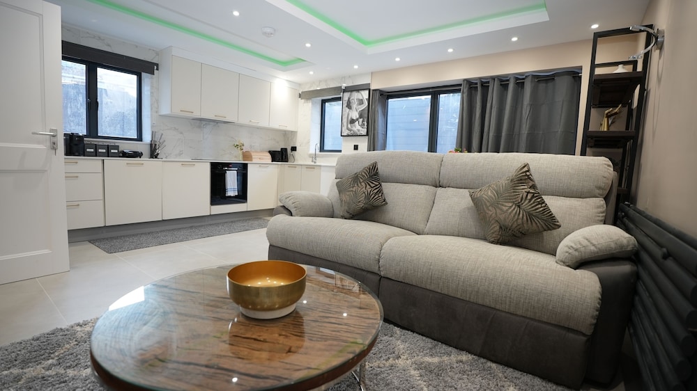 Charming London House - Sleeps 4 & Outdoor Space