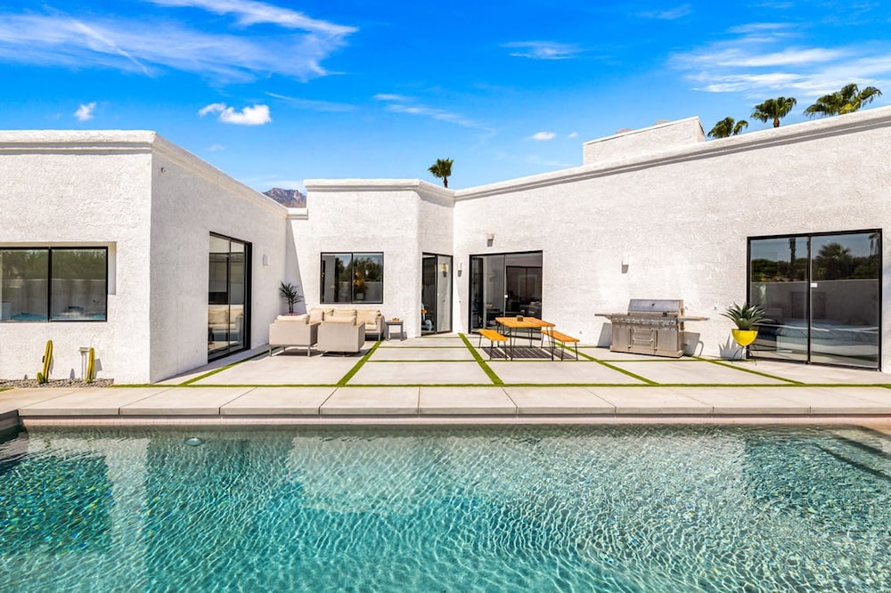 The Lighthouse- Monthly 4 bd 4 bth Pool Spa