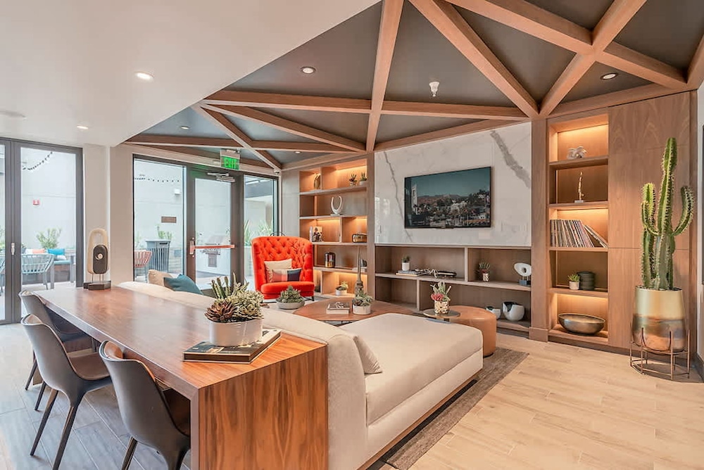 Modern London Style in Mid-hollywood Free Parking