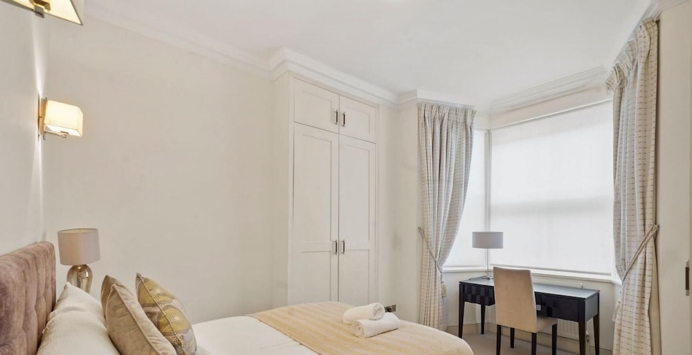 Prestigious 3 Bedroom Apartment In Mayfair view 5