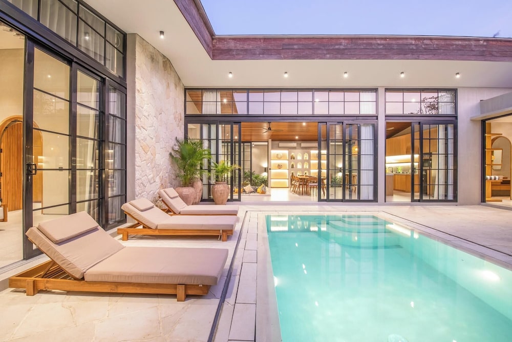 Stylish 5BR Boho Hideaway, 5 Minutes Bingin Beach