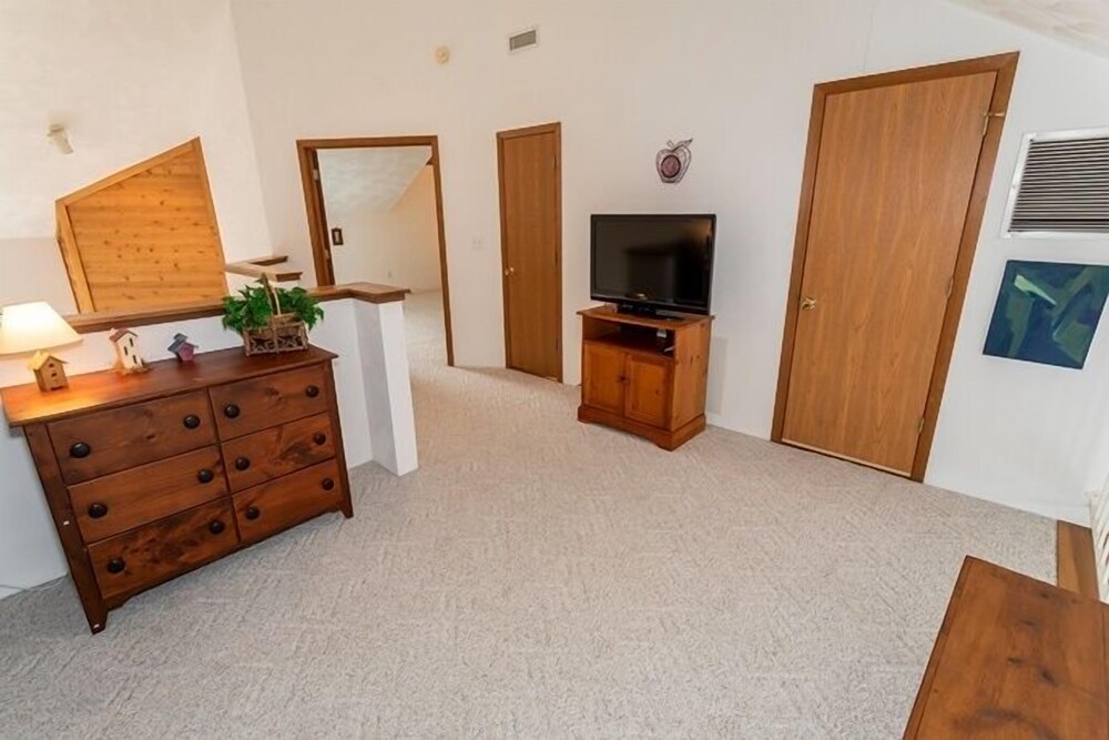 Seven Springs 2 BR Deluxe Condo with Loft, Mountain Views by RedAwning view 5