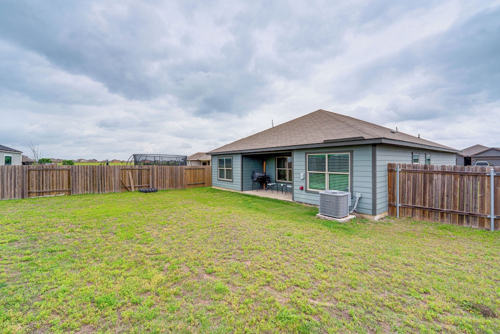Patio & Fenced Yard: Peaceful Venus Retreat