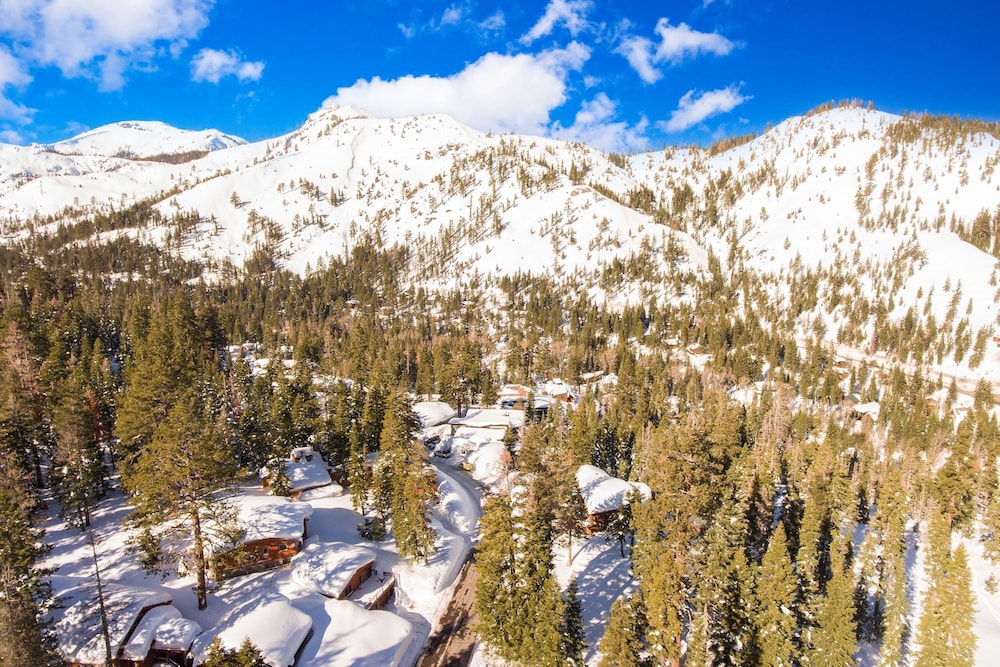 Explorer by Avantstay Close to Slopes Game Room Guest Suite