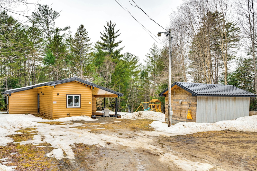Porch & 1-acre Yard: White Mountains Hideaway