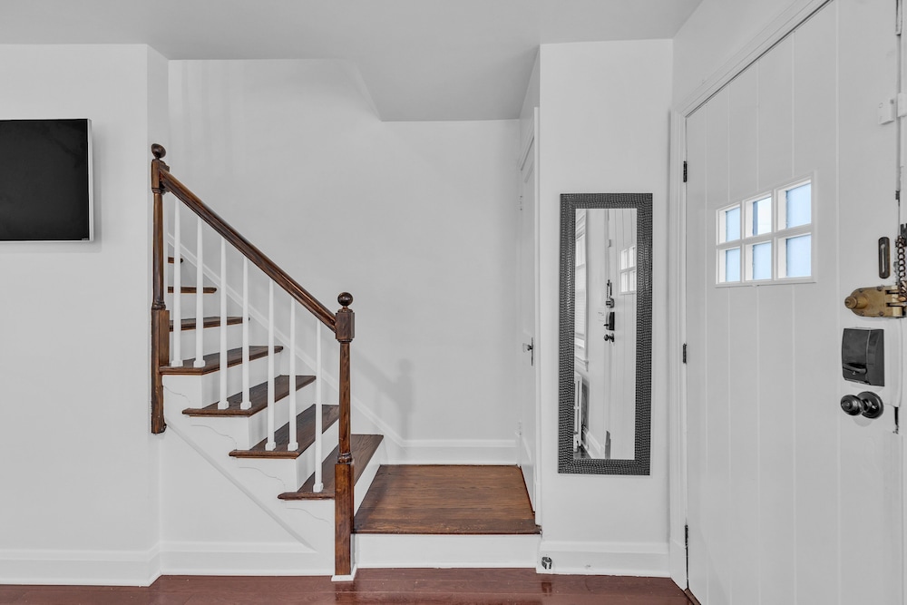 Cozy Getaway Quiet Neighborhood Near Dt 2 Bedroom Townhouse