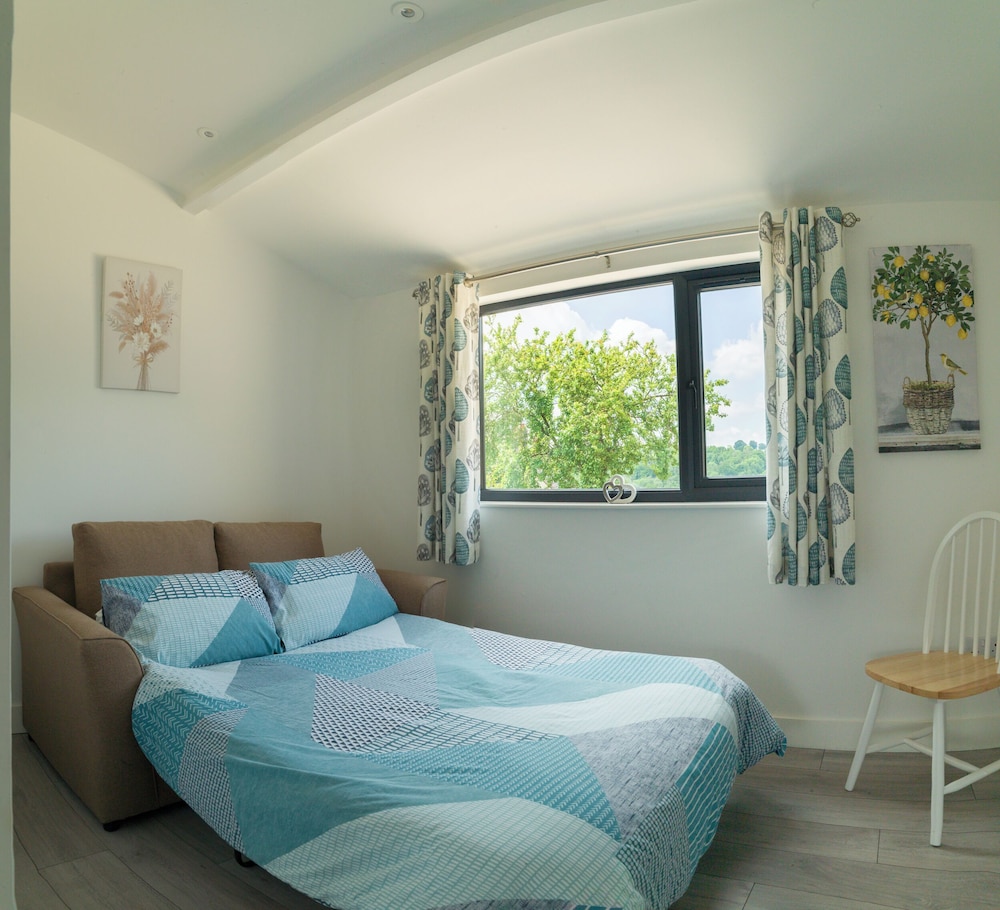Modern Apartment in the Cotswolds Sleeps 6 view 3