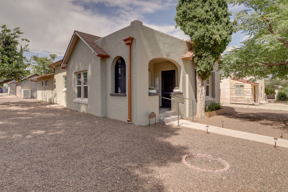 < 1 Mi to Dtwn: Home w/ Deck in Clarkdale! view 4