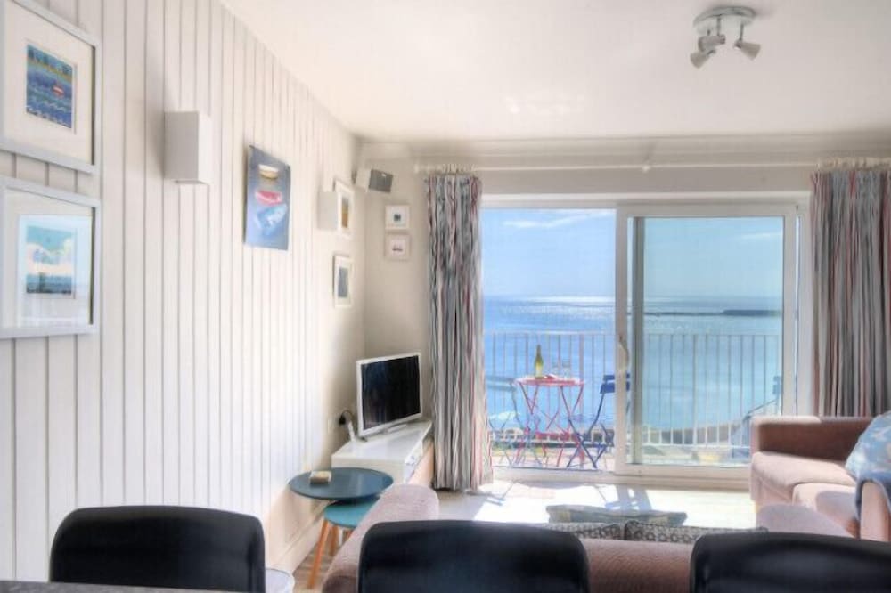 9 Bay View Court