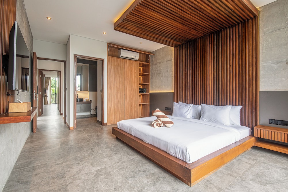 Modern 4BR Canggu Retreat Just 8mins to the Beach