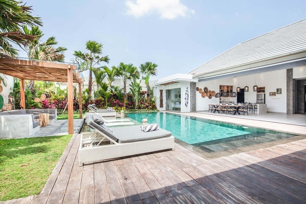 Contemporary 4BR Villa, 400m to Canggu Shore
