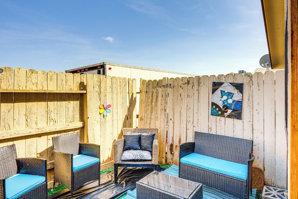 Patio & Mtn Views: Family Gem in California City
