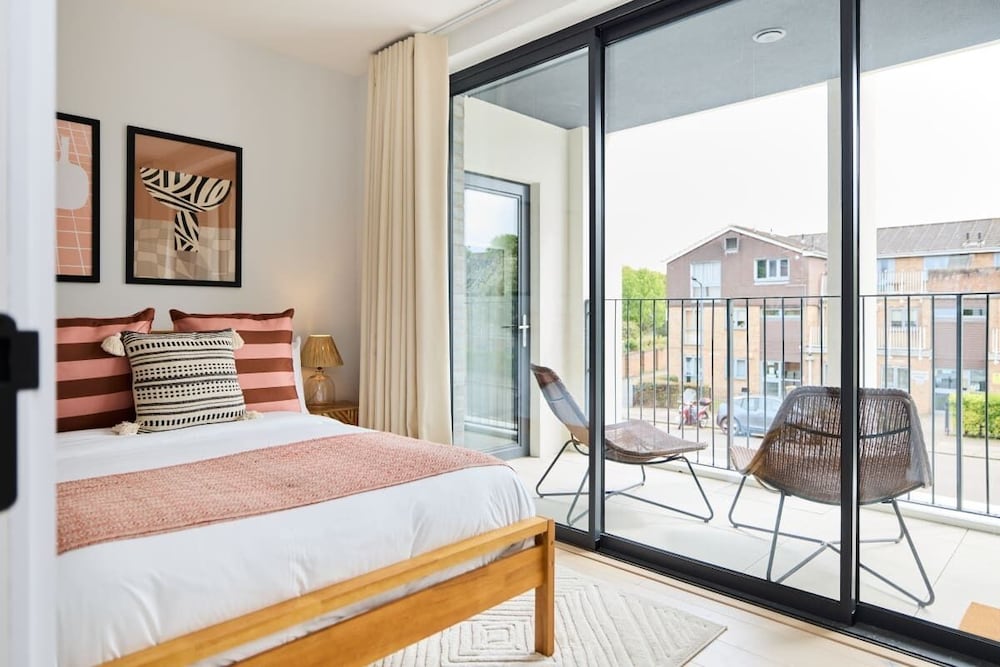 The Brondesbury Hideaway - Stylish 3bdr Flat With Balcony + Parking