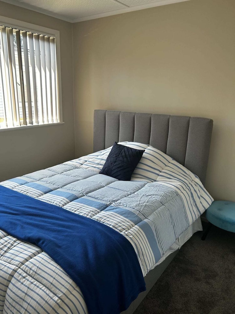 Spacious 2BR Home in the Suburbs