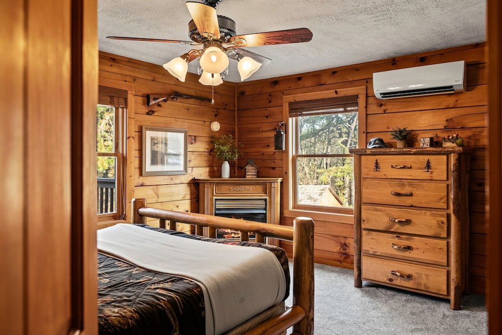Deer Haven Cabin by Avantstay Waterfront Dock Firepit