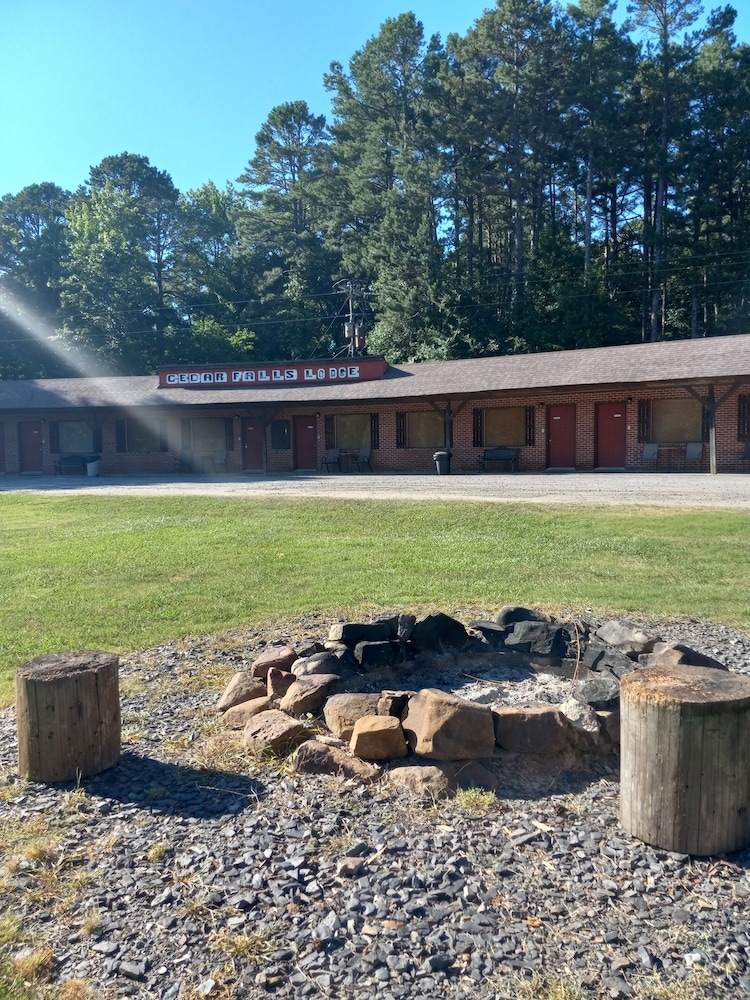 Cedar Falls Motel - Property Image 2