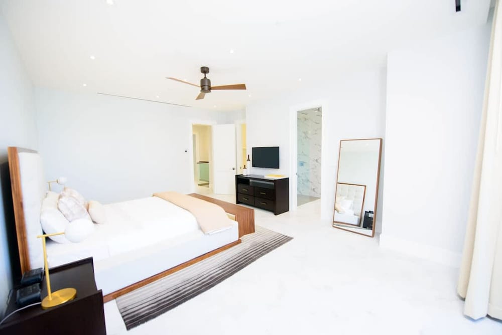 4 Bedroom Cable Beach Condo With Balcony