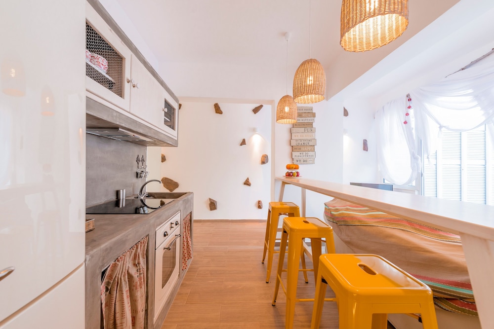 Kouros Home Hotel