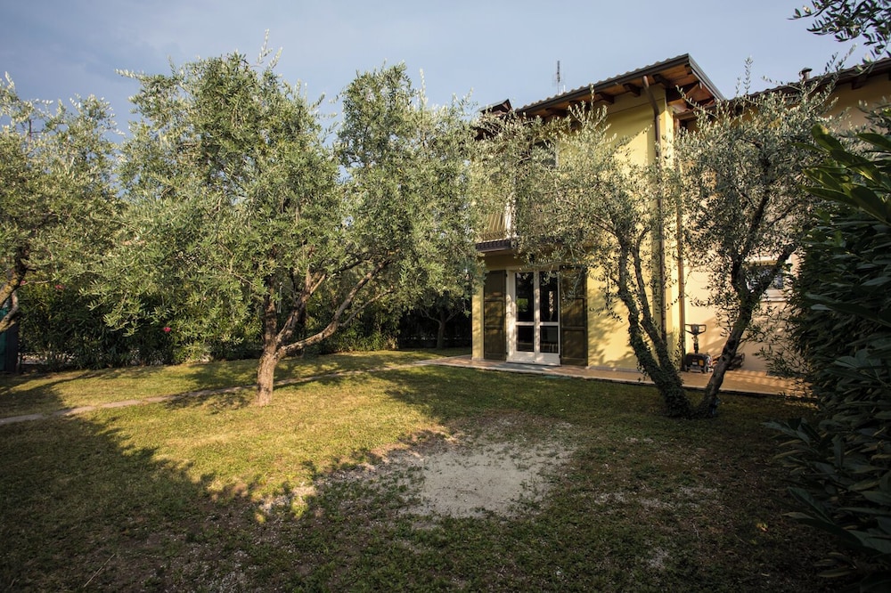 Elegant Lake Garda Villa With Garden