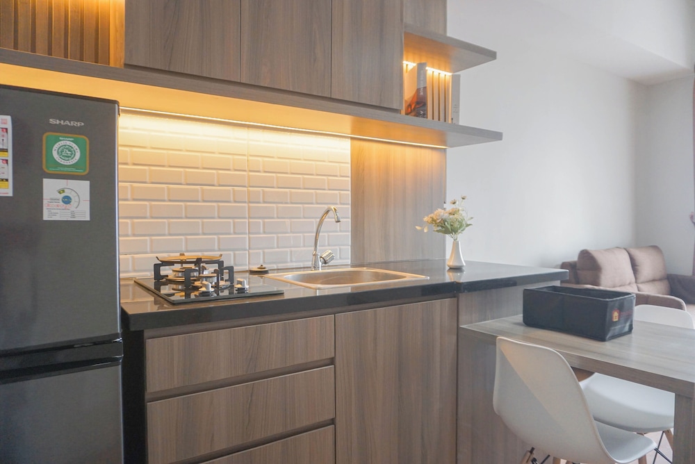 Cozy And Modern Look 1Br Apartment Vasanta Innopark By Travelio