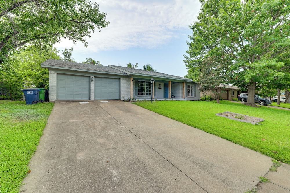 Near Shops & Eats: Commuter-friendly Fwtx Home