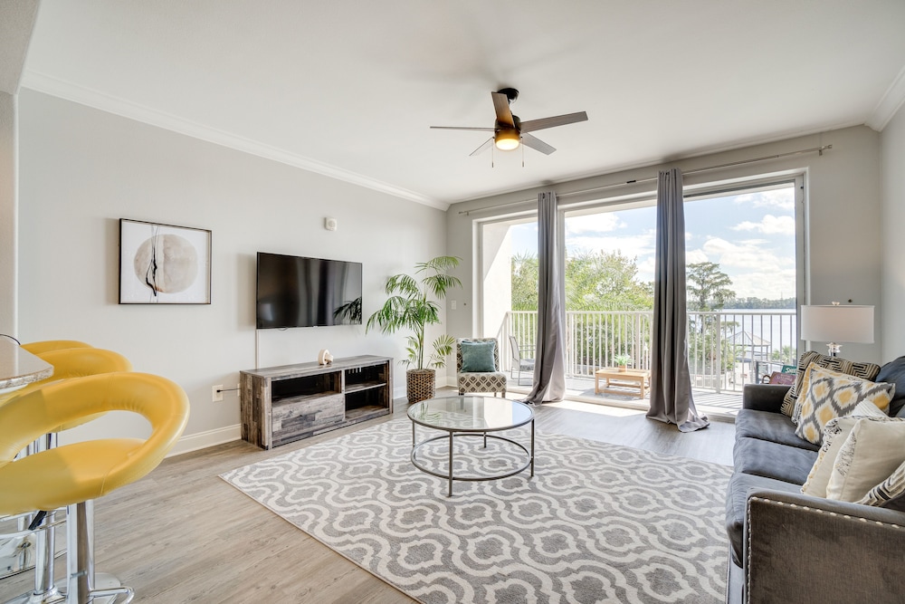 1 Mi to Disney World: Lakefront Condo in Orlando!