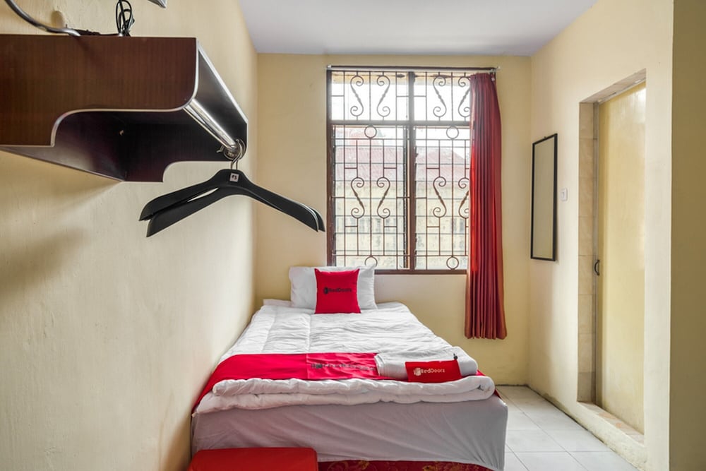 RedDoorz Plus near RSUD Dr. Pirngadi Medan 2 - Hostel view 3
