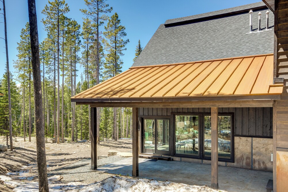 2 Mi to Big Sky Resort: Luxe Mtn-view Retreat!