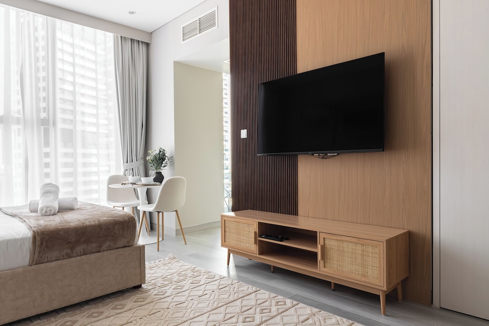 SIMPLY COMFORT  Bright Apartments Steps from Marina Walk
