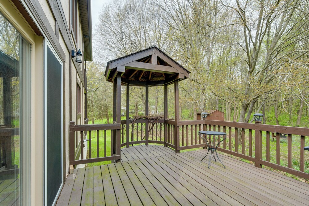 Bike, Fish, Golf & More: Stately Tudor in Mogadore