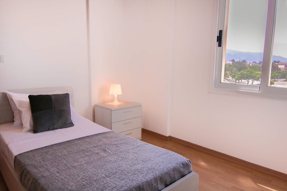 Phaedrus Living: Beachfront Villa Thalassa