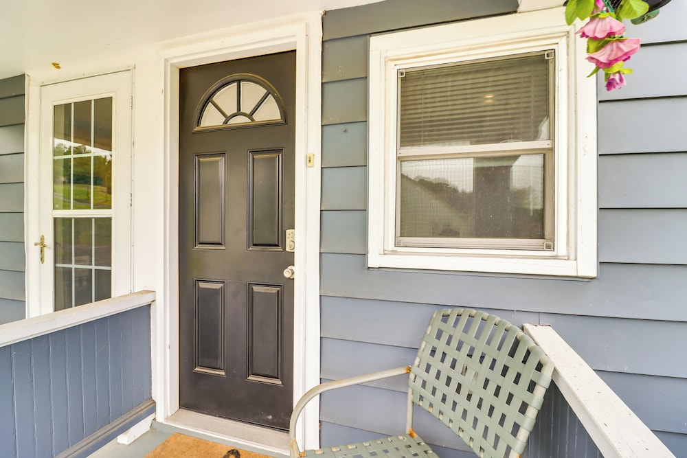 Ski, Hike & Fish: Pet-friendly Home in Saylorsburg